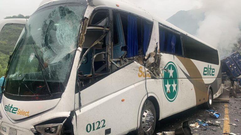 Accidente en autopista Manzanillo-Colima deja varios heridos