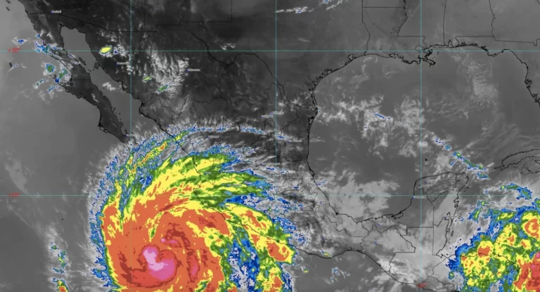 Huracán Norma genera preocupación en la costa de Colima