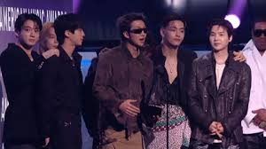 BTS regresó a los escenarios estadounidenses tras completar el servicio militar y salió con el premio a Artista del Año