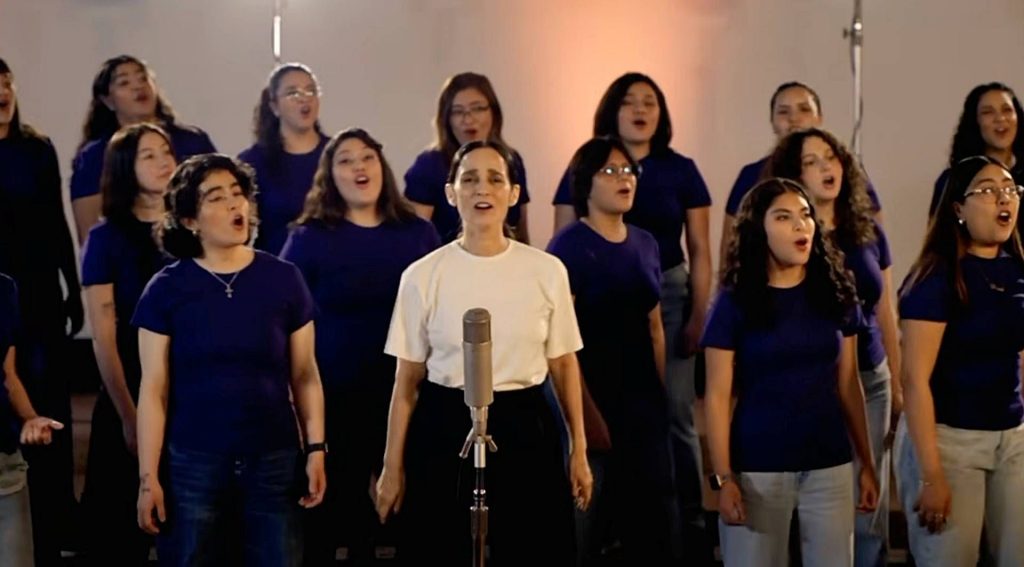 Julieta Venegas encabeza una reinterpretación de “La Niña Futbolista”