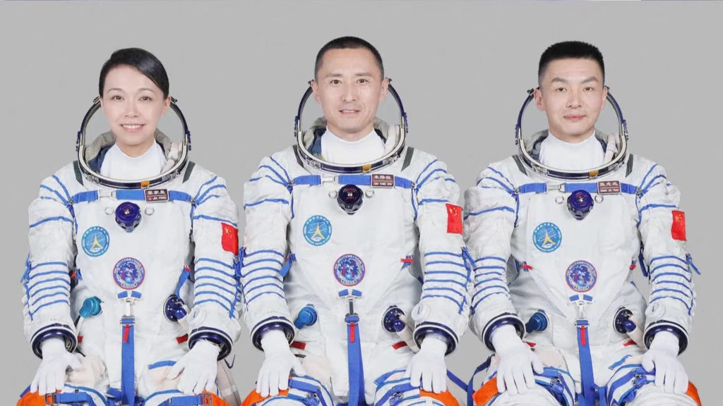 La misión Shenzhou 23 despegó desde el desierto del Gobi con tres astronautas a bordo