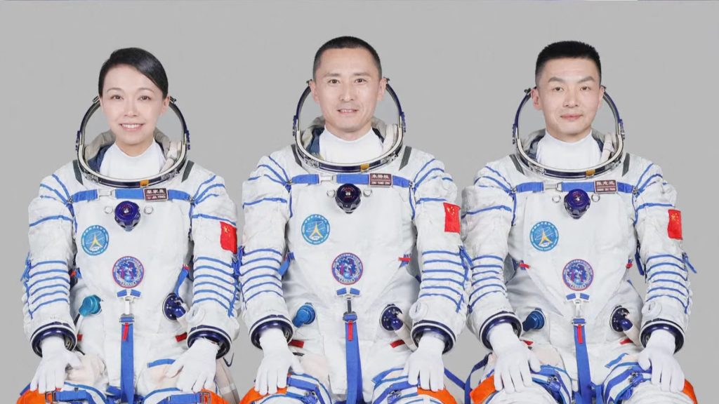 La-mision-Shenzhou-23-despego-desde-el-desierto-del-Gobi-con-tres-astronautas-a-bordo-scaled