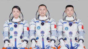 La-mision-Shenzhou-23-despego-desde-el-desierto-del-Gobi-con-tres-astronautas-a-bordo-scaled