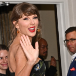 Taylor Swift se convirtió en la mujer más joven en formar parte del emblemático Salón de la Fama de Compositores, a la edad de 36 años.