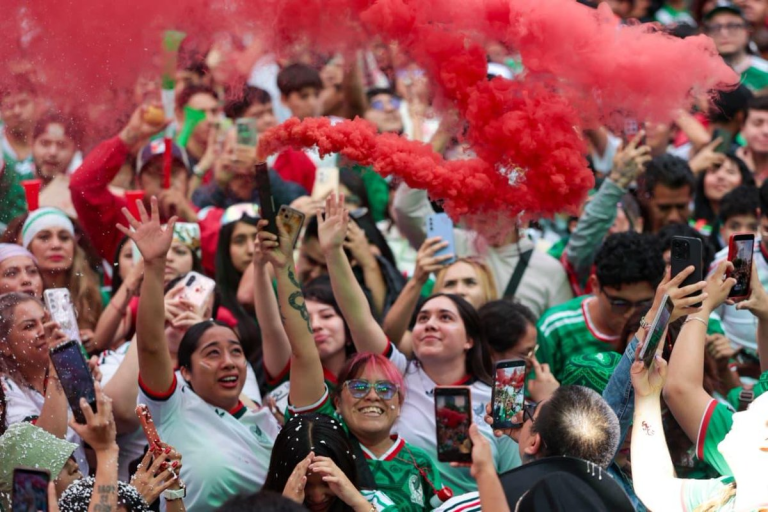 Suspenderán clases por partido de México en el Azteca