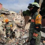 Miembros del Ejército Mexicano rescatan a menor tras sismos en Venezuela