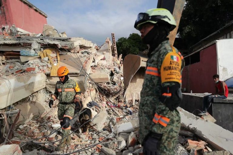 Miembros del Ejército Mexicano rescatan a menor tras sismos en Venezuela