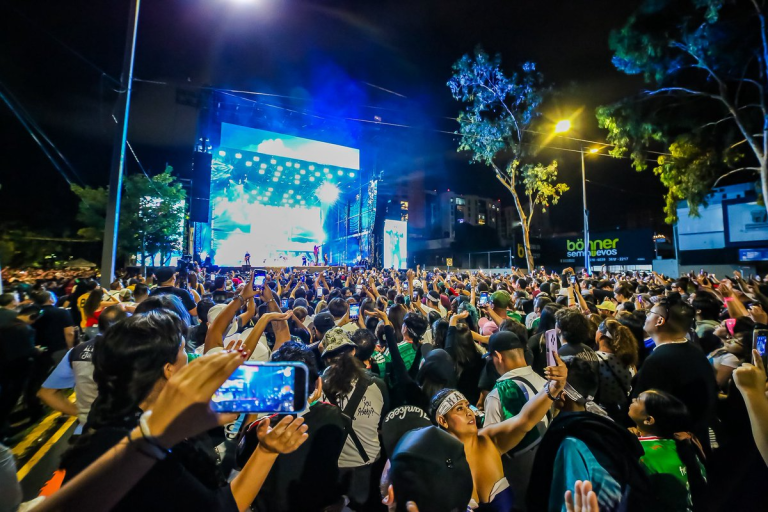 Maná le pone ritmo a la fiesta mundialista en La Minerva