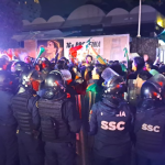 Aficionados de la Selección Mexicana realizaron una "serenata" durante la madrugada de este martes en las inmediaciones del hotel donde se hospeda la Selección de Ecuador