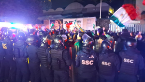 Aficionados de la Selección Mexicana realizaron una "serenata" durante la madrugada de este martes en las inmediaciones del hotel donde se hospeda la Selección de Ecuador