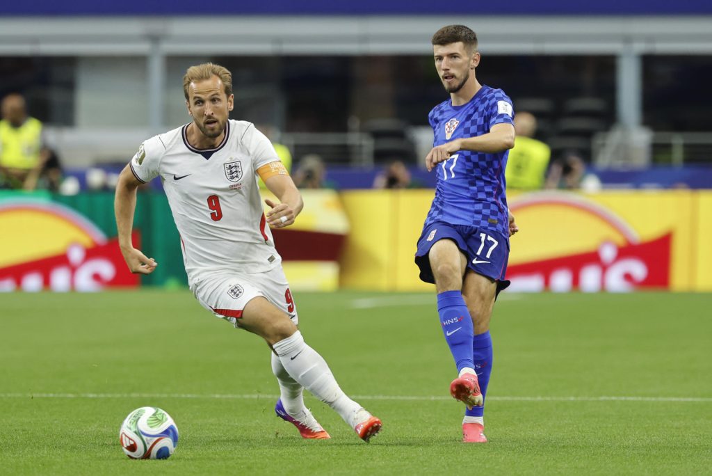Harry Kane anota dos tantos un cabezazo y de penal en la victoria de Croacia
