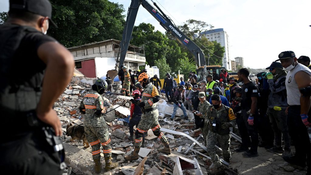 Los equipos de rescate localizaron con vida a Hernán Gil, un hombre que permaneció atrapado durante más de ocho días bajo los escombros de un edificio colapsado.