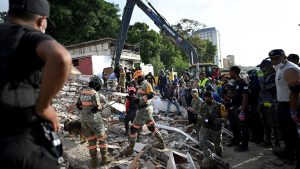 Los equipos de rescate localizaron con vida a Hernán Gil, un hombre que permaneció atrapado durante más de ocho días bajo los escombros de un edificio colapsado.