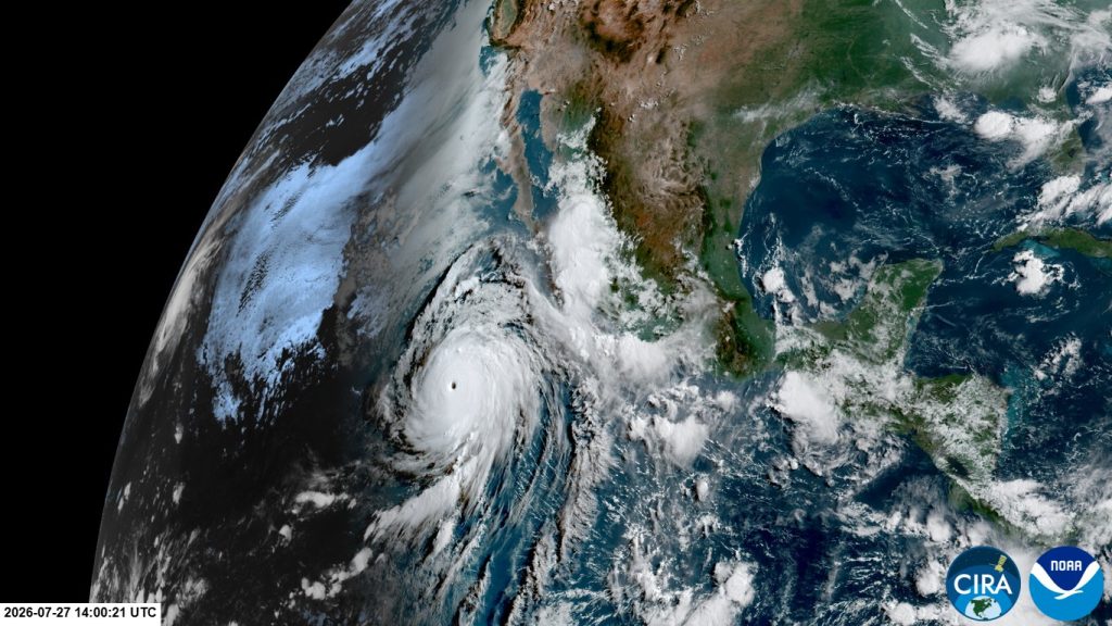 El huracán Genevieve se intensificó rápidamente durante la madrugada de este 27 de julio de 2026