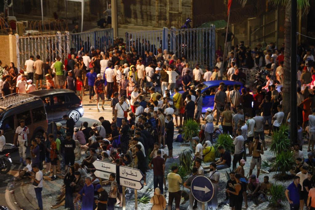 La ciudad española de Ceuta enfrenta una nueva crisis migratoria luego de que cientos de personas cruzaran desde Marruecos