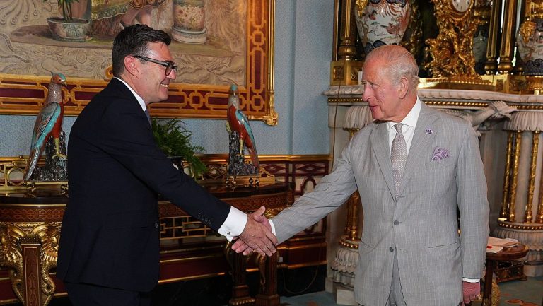 Andy Burnham se convirtió oficialmente en el nuevo primer ministro del Reino Unido, luego de recibir el nombramiento por parte del rey Carlos III