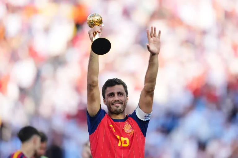 Rodri recibe el Balón de Oro tras el título mundial
