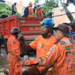 Mientras Colombia enfrenta las consecuencias del terremoto de magnitud 7.4 que dejó más de 200 personas muertas, los equipos de emergencia continúan trabajando entre los escombros para encontrar sobrevivientes.