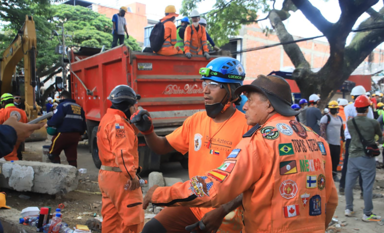 Mientras Colombia enfrenta las consecuencias del terremoto de magnitud 7.4 que dejó más de 200 personas muertas, los equipos de emergencia continúan trabajando entre los escombros para encontrar sobrevivientes.