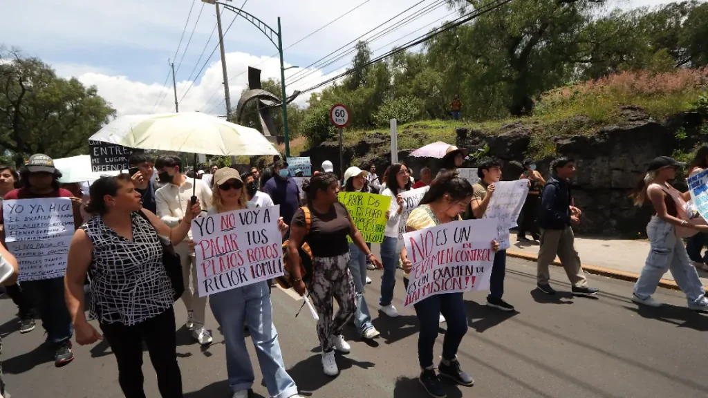 Aspirantes protestan frente a Rectoría de la UNAM