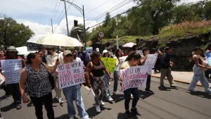 Aspirantes protestan frente a Rectoría de la UNAM