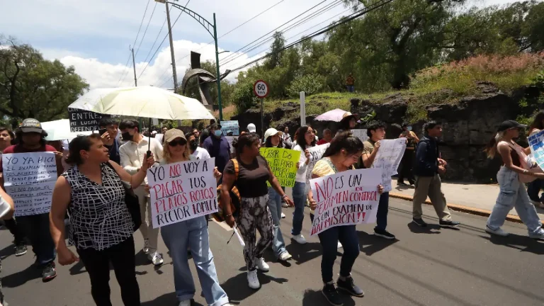 Aspirantes protestan frente a Rectoría de la UNAM